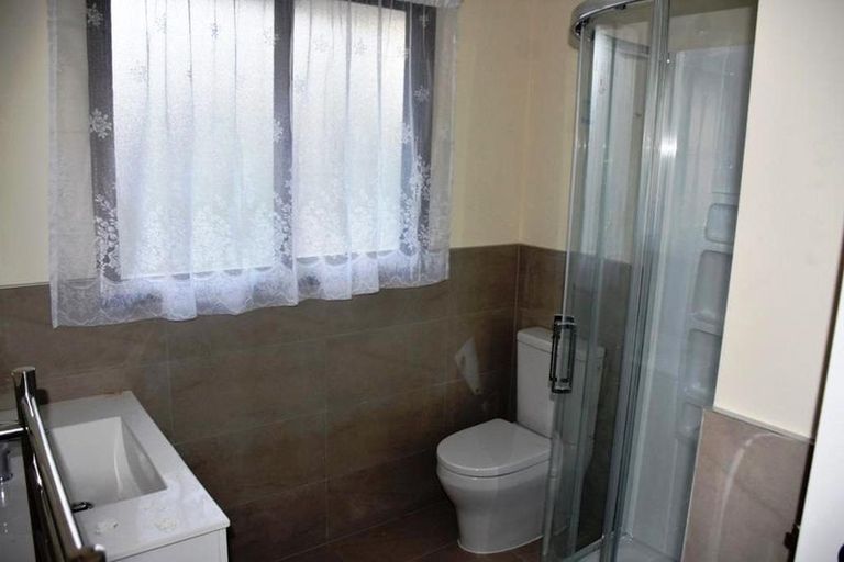 Photo of property in 2b Grenadine Place, Unsworth Heights, Auckland, 0632