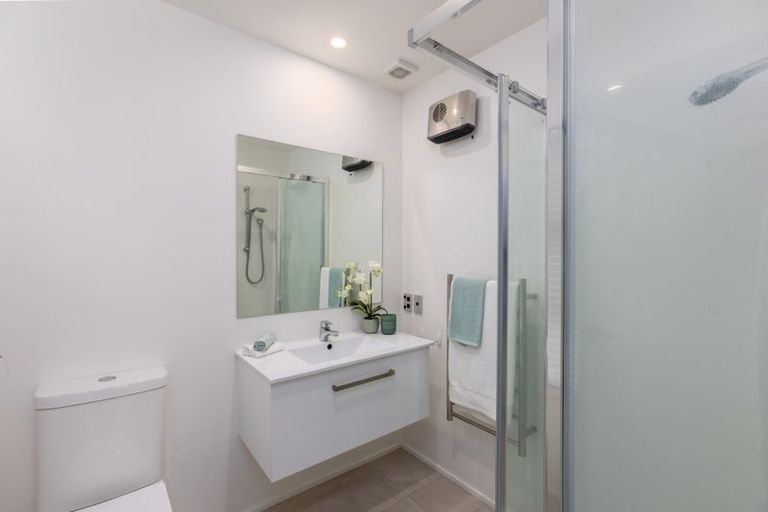 Photo of property in 16 Glendevere Terrace, Redcliffs, Christchurch, 8081