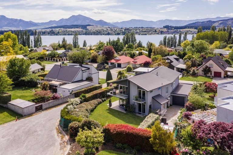 Photo of property in 33 Sargood Drive, Wanaka, 9305