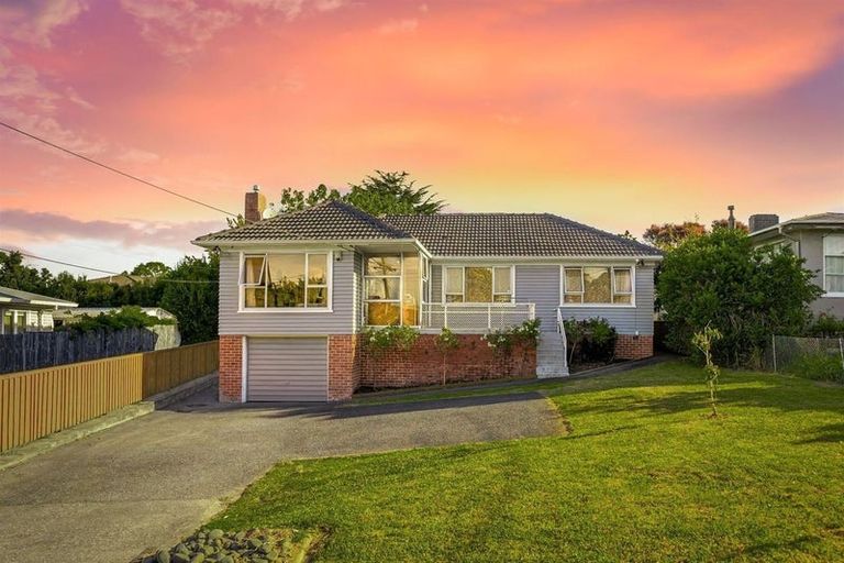 Photo of property in 21 Covil Avenue, Te Atatu South, Auckland, 0610
