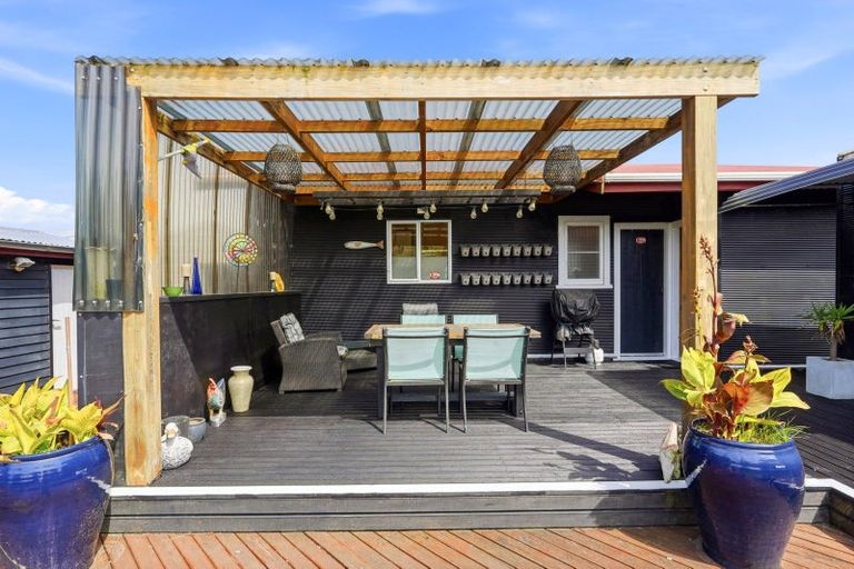 Photo of property in 10 Andresen Street, Foxton Beach, Foxton, 4815