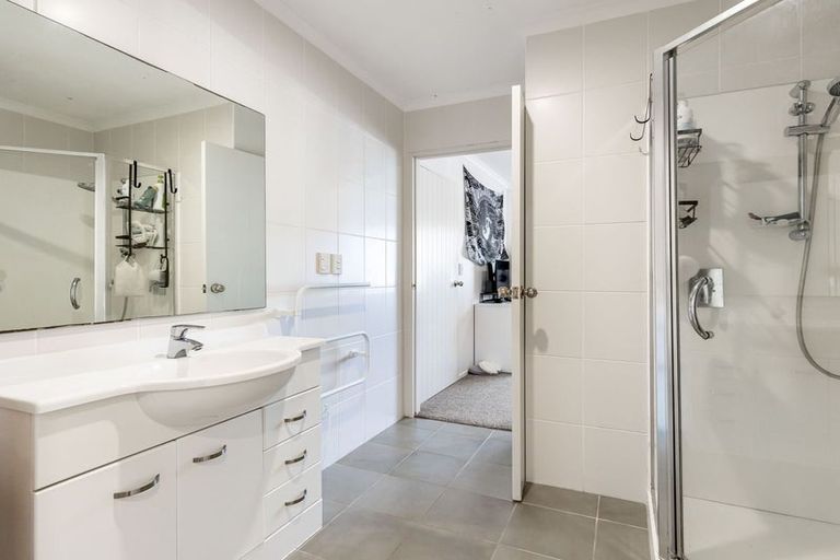 Photo of property in 4 Wakaroa Avenue, Te Atatu Peninsula, Auckland, 0610