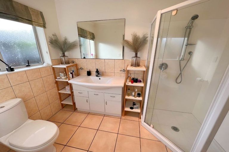 Photo of property in 102b Wharf Road, Te Atatu Peninsula, Auckland, 0610