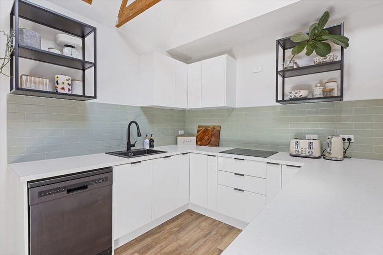 Photo of property in 144a High Street, Oxford, 7430