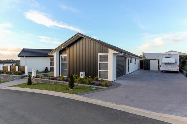 Photo of property in 1 Oakmont Crescent, Waiwhakaiho, New Plymouth, 4312