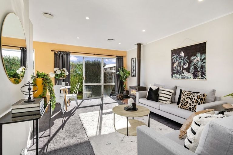 Photo of property in 27b Chetwode Grove, Newlands, Wellington, 6037