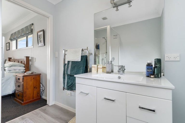 Photo of property in 10 Austin Reid Avenue, Carterton, 5713