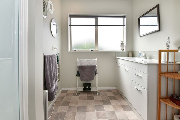 Photo of property in 2/11 Milton Road, Orewa, 0931