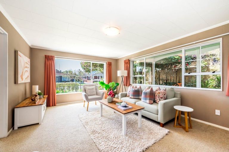 Photo of property in 33 Rewarewa Crescent, Waikanae, 5036