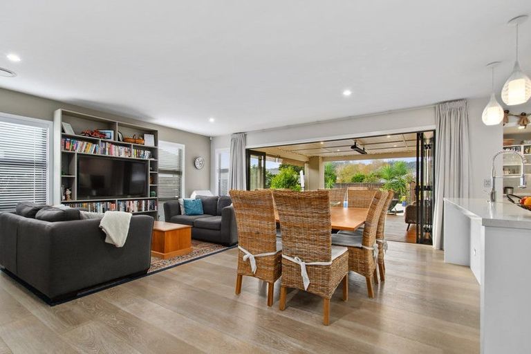 Photo of property in 16 Korako Drive, Kumeu, 0810