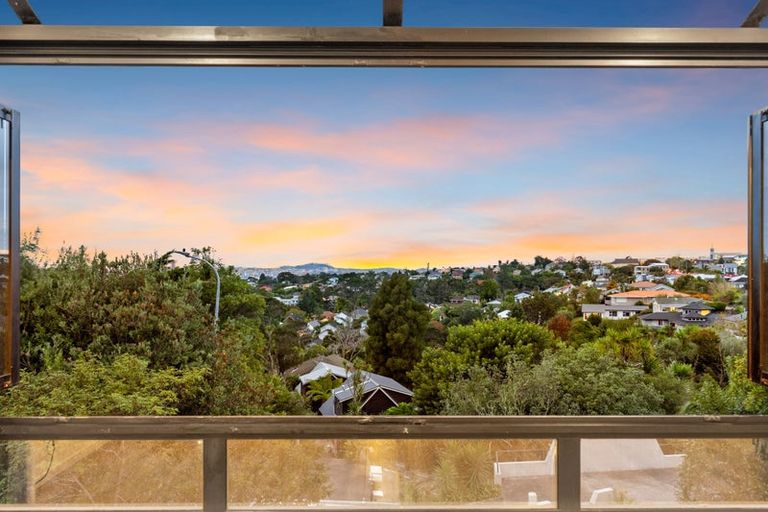 Photo of property in 2/8 City View Terrace, Birkenhead, Auckland, 0626