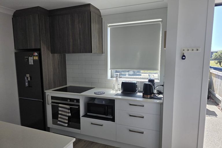 Photo of property in 14 Rauriki Lane, Rosehill, Papakura, 2113