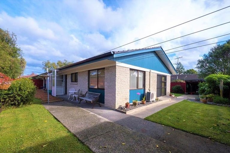 Photo of property in 2/6 Ti Nana Crescent, Henderson, Auckland, 0610