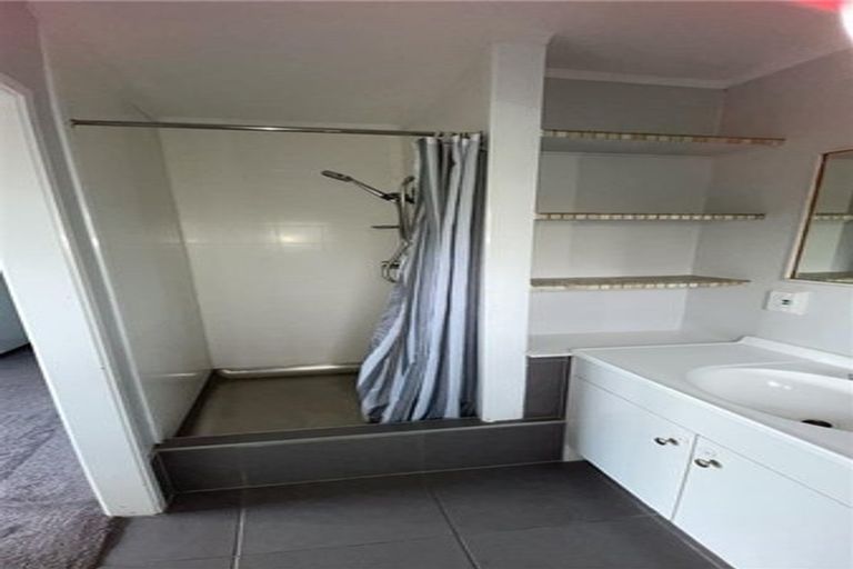 Photo of property in 2/10 Tulloch Place, Conifer Grove, Takanini, 2112