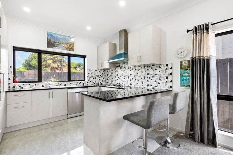 Photo of property in 11 Nagra Lane, Papakura, 2110