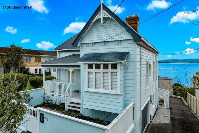 Photo of property in 2/102 Queen Street, Northcote Point, Auckland, 0627