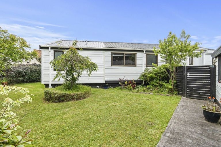 Photo of property in 6 Honnor Place, Hurdon, New Plymouth, 4310