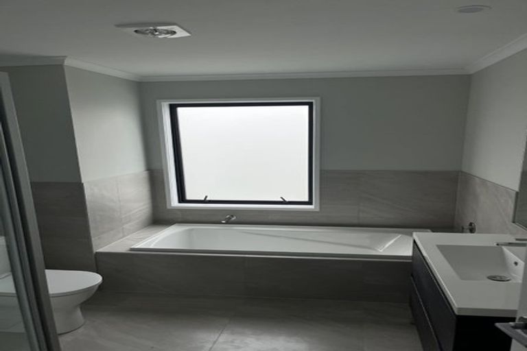 Photo of property in 4/1 Ko Roa Lane, Hobsonville, 0616