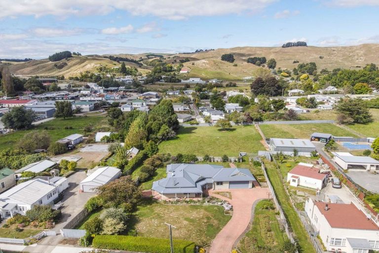 Photo of property in 20 Paraekaretu Street, Hunterville, 4730