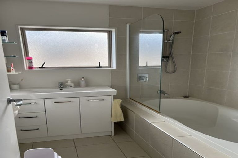 Photo of property in 13 Merlot Way, Te Atatu South, Auckland, 0610