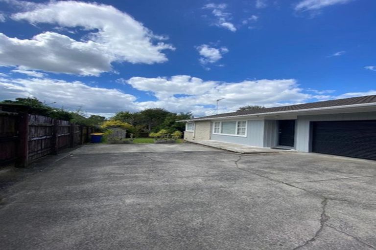 Photo of property in 2/23 Manhattan Heights, Glendene, Auckland, 0602