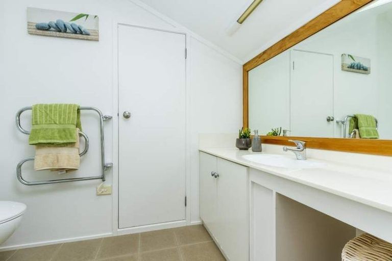 Photo of property in 10 Bellbird Rise, Murrays Bay, Auckland, 0630