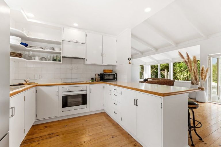 Photo of property in 16 Grand View Road, Leigh, 0985