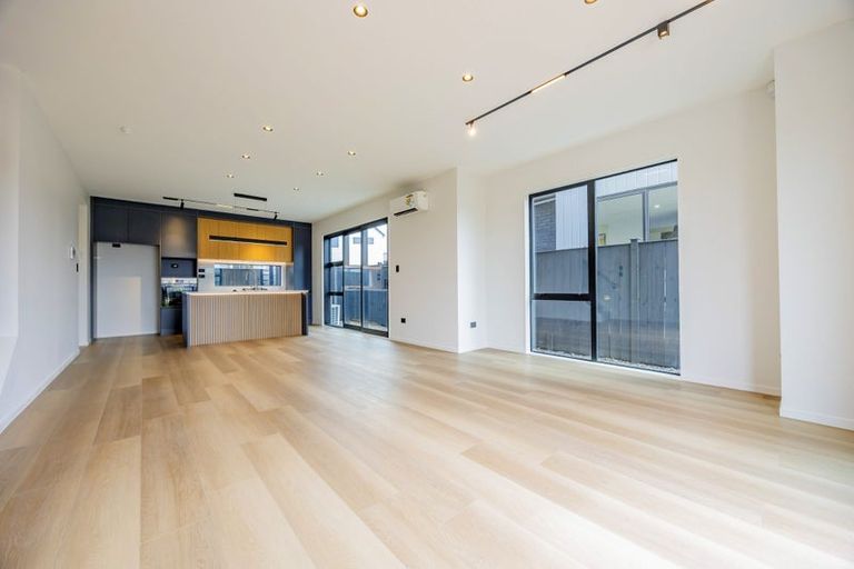 Photo of property in 8 Kartolina Crescent, Kumeu, 0810