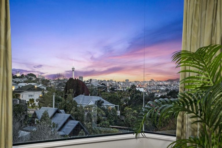 Photo of property in 2/20a Rawene Road, Birkenhead, Auckland, 0626