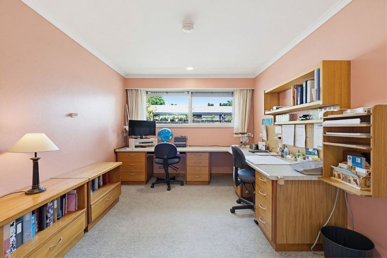 Photo of property in 25 Barraud Place, Pukehangi, Rotorua, 3015