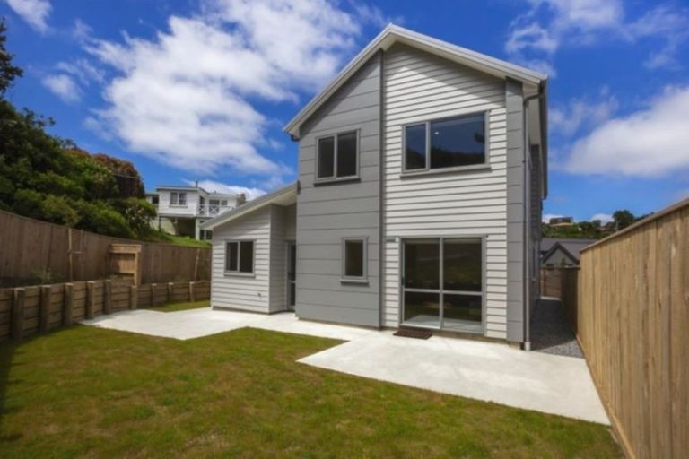 Photo of property in 2 Brindle Way, Newlands, Wellington, 6037