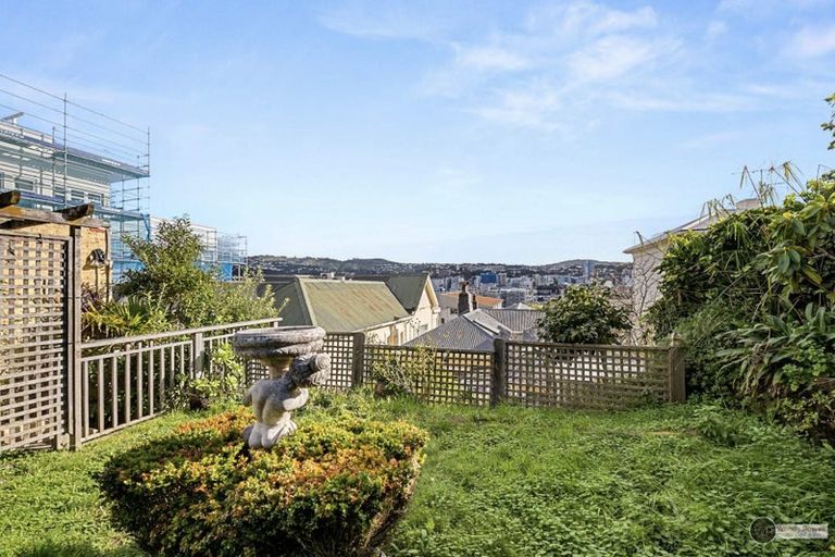 Photo of property in 6 Hawker Street, Mount Victoria, Wellington, 6011
