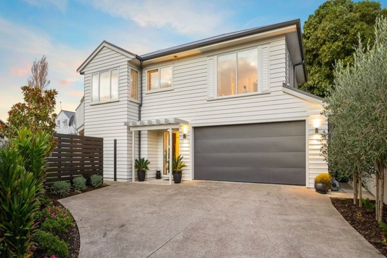 Photo of property in 2/10 Webb Place, Forrest Hill, Auckland, 0620