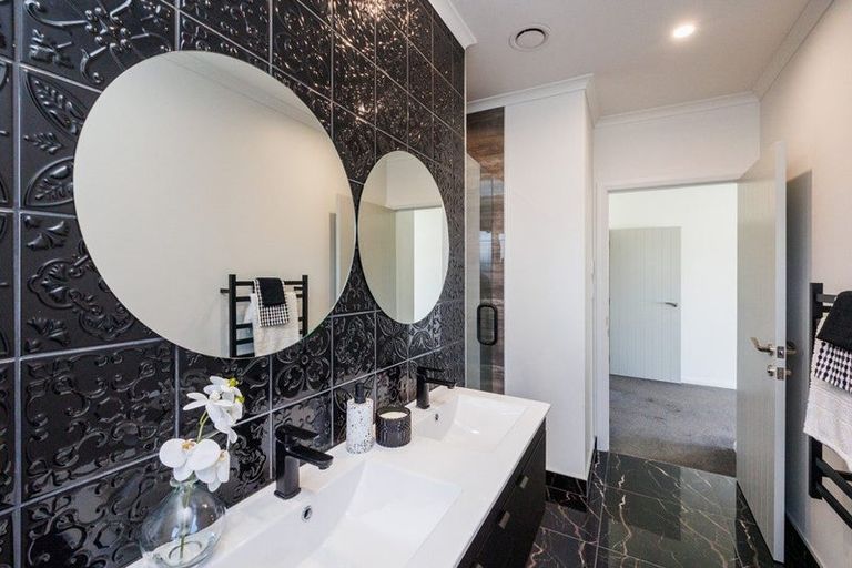 Photo of property in 48 Sardinia Grove, Fitzherbert, Palmerston North, 4410