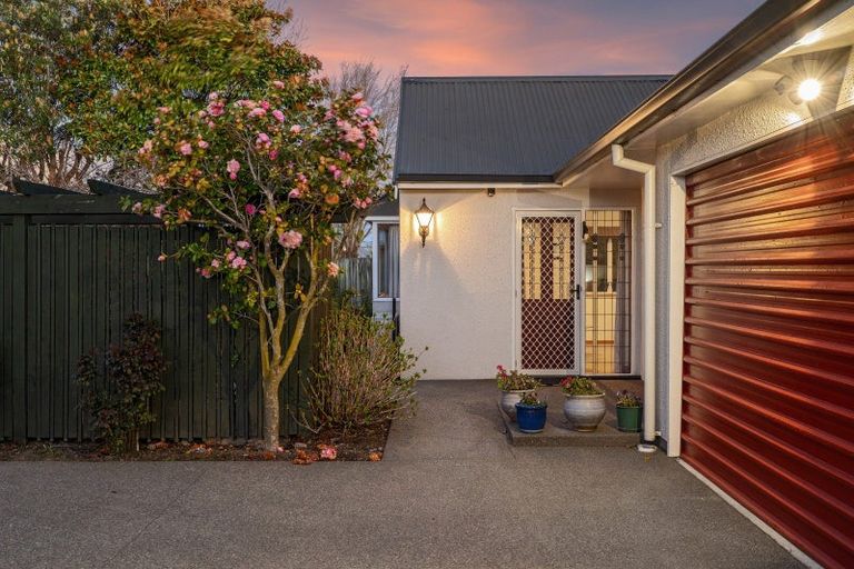 Photo of property in 1/102 Apsley Drive, Avonhead, Christchurch, 8042