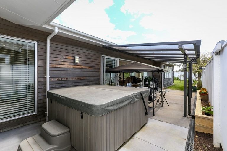 Photo of property in 5 Gleneagles Way, Waiwhakaiho, New Plymouth, 4312