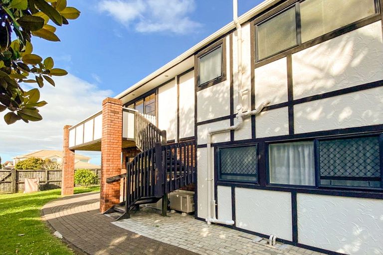 Photo of property in 20 Whiting Grove, West Harbour, Auckland, 0618