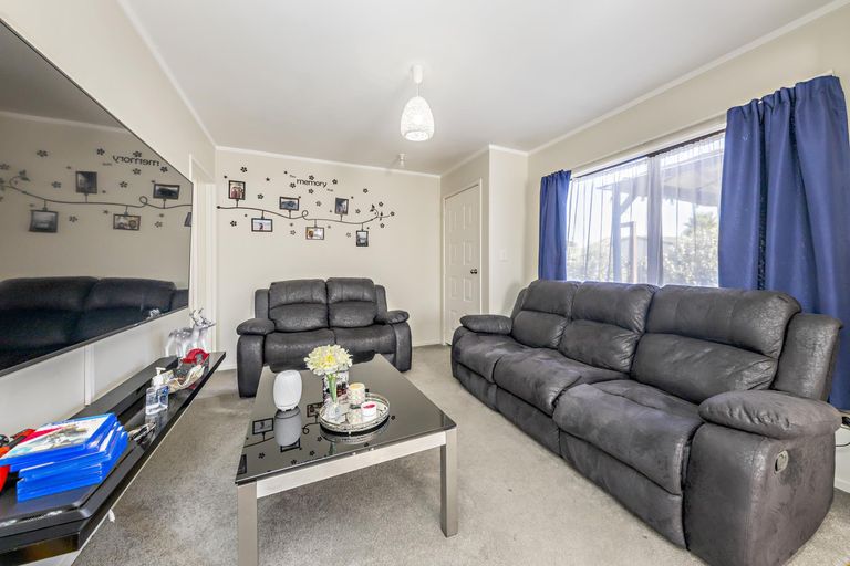 Photo of property in 12 Rosemead Place, Randwick Park, Auckland, 2105