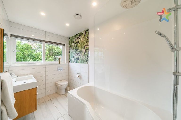 Photo of property in 10 Walnut Way, Maungaraki, Lower Hutt, 5010