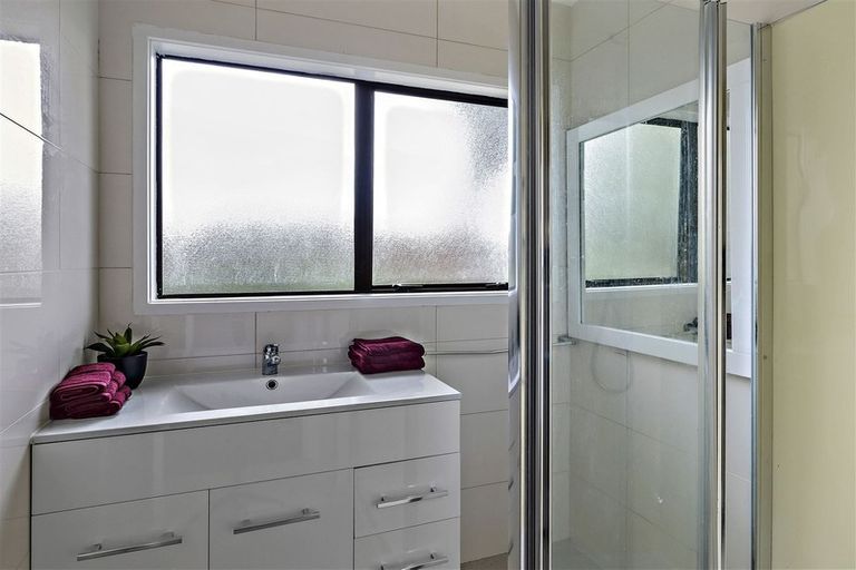 Photo of property in 2/31 Rangeview Road, Sunnyvale, Auckland, 0612