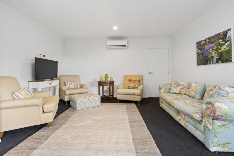 Photo of property in 27 Plescher Crescent, Leamington, Cambridge, 3432