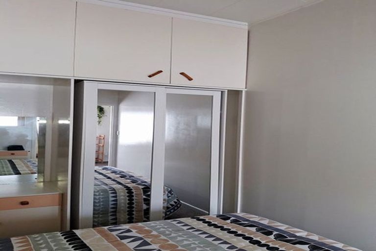 Photo of property in 2/918 Beach Road, Waiake, Auckland, 0630