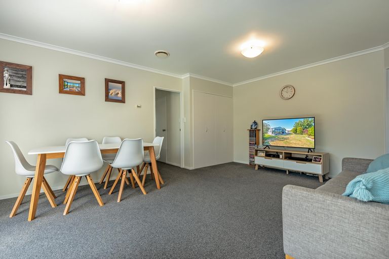 Photo of property in 3 Abby Road, Fitzherbert, Palmerston North, 4410