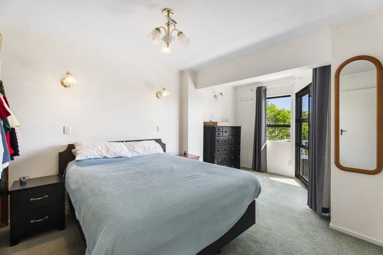 Photo of property in 1/64 Island Bay Road, Beach Haven, Auckland, 0626