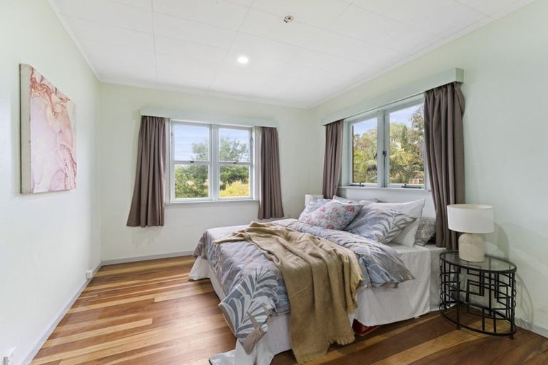 Photo of property in 42 West Lynn Road, Titirangi, Auckland, 0604