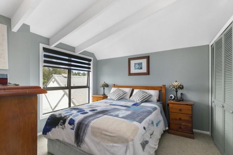 Photo of property in 211 Miromiro Road, Normandale, Lower Hutt, 5010