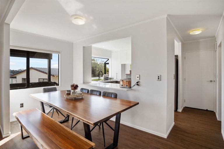 Photo of property in 2/10 Helicon Place, Totara Vale, Auckland, 0629