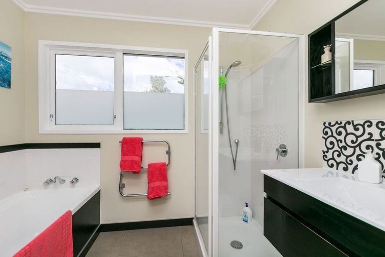 Photo of property in 10 Goddard Grove, Churton Park, Wellington, 6037