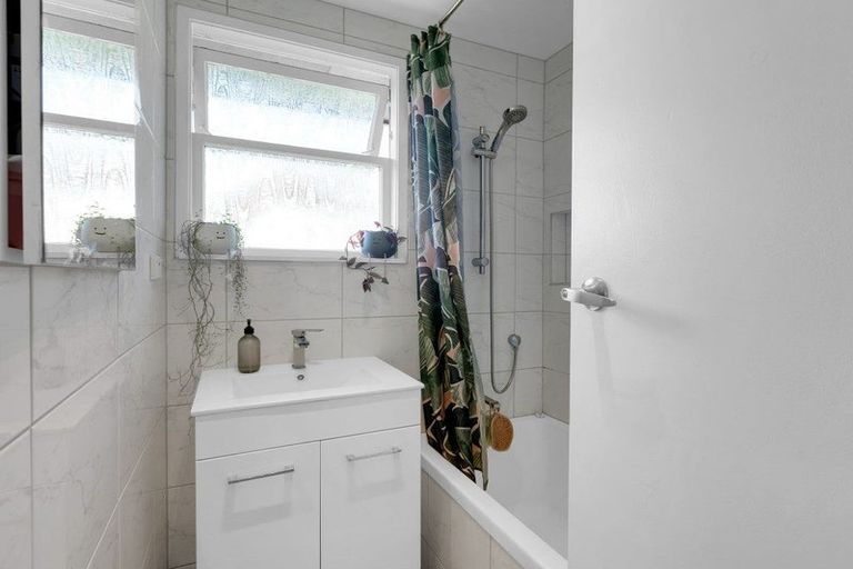 Photo of property in 43 Oakfield Crescent, Pukete, Hamilton, 3200