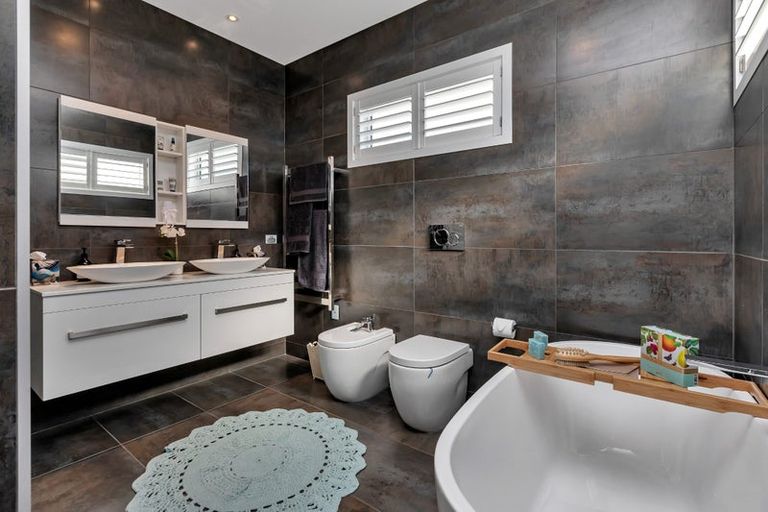 Photo of property in 13 Waitemata Drive, One Tree Point, 0118